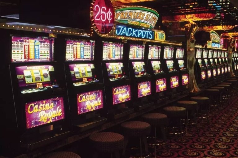 Bonus round display with expanded reels and free spins counter